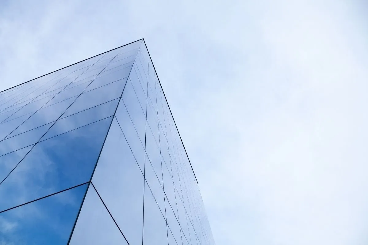 Curtain Wall Glass: Inovasi Dinding Kaca untuk Fasad Modern dan Elegan